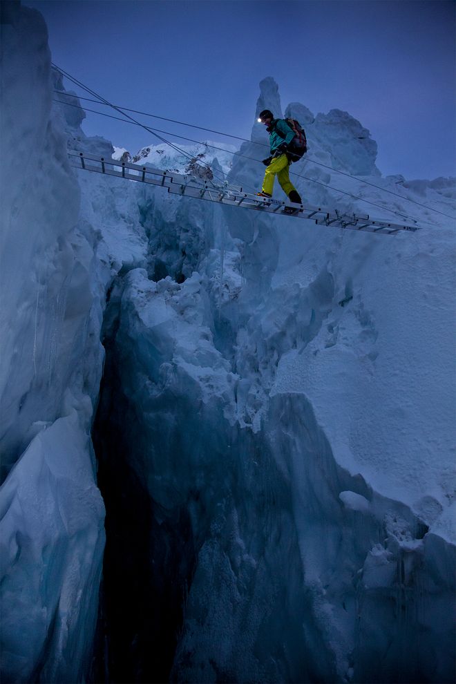 Egy mászó éppen átmegy egy hídon a Khumbu-gleccser egyik  felett