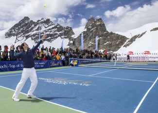 AP ROGER FEDERER IN MATCH WITH US SKI RACER LINDSEY VONN ATOP THE JUNGFRAUJOCH ÌTOP OF EUROPEÎ I CPACOM CHE