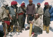 A szituáció sajnos új, de a kép nem: középen Thomas Hornbein, az Everest nyugati vállának első meghódítója 1963-ban. Serpák nélkül már akkor sem ment